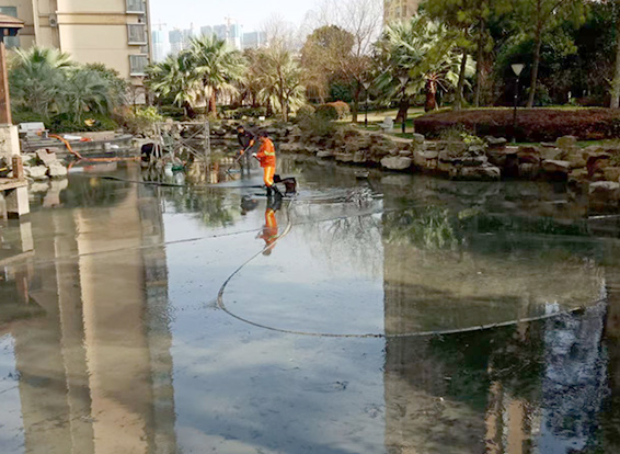 东洲景观池淤泥清理