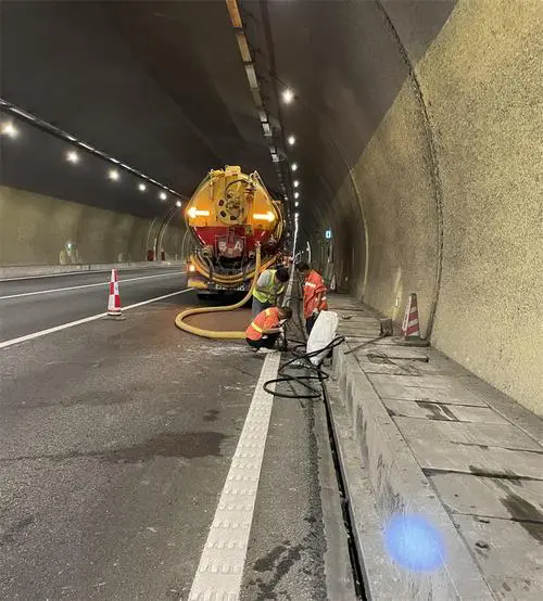 东洲隧道排水渠清淤